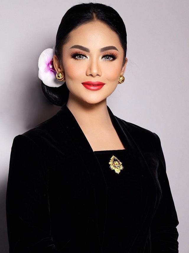FOTO: Gaya Krisdayanti dengan Busana Hitam, Makin Elegan