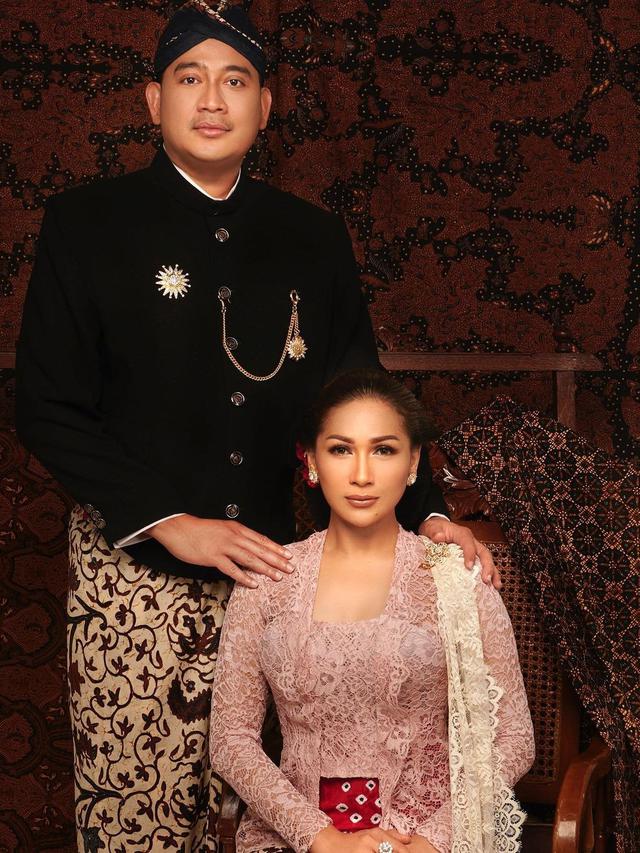 Raden Brotoseno kini menjadi suami Tata Janeeta (https://www.instagram.com/p/CHuweo0B-Ev/)