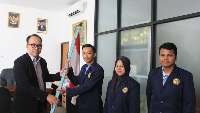 Wakil Rektor 1 Universitas Muhammadiyah Kaltim Ghozali saat melepas mahasiswa magang beberapa waktu lalu.
