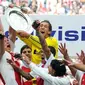 Para pemain Ajax mengangkat trofi Eredivisie usai memastikan keluar sebagai juara dengan mengalahkan Twente 3-1 di Amsterdam, 15 Mei 2011. AFP PHOTO/ANP/TOUSSAINT KLUITERS