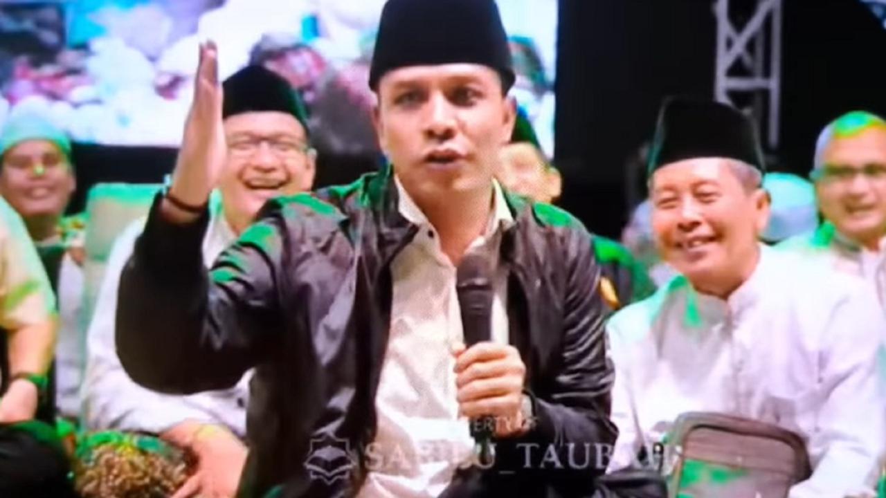 Gus Kautsar memberikan wejangan kepada Gus Iqdam dan jamaah Sabilu Taubah (Tangkap Layar YouTube ronronchanel)