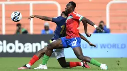 Pemain Prancis U-20, Jordan Semedo Varela (belakang) berebut bola dengan pemain Gambia U-20, Ebrima Singhateh pada laga lanjutan Grup F Piala Dunia U-20 2023 di Stadion Malvinas, Argentina, Jumat (26/05/2023) WIB. Laga berakhir dengan skor 2-1 untuk kemenangan Gambia. (AFP/Andres Larrovere)