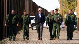 Presiden Amerika Serikat Joe Biden berbicara dengan petugas Patroli Perbatasan AS saat mereka berjalan di sepanjang perbatasan AS-Meksiko di El Paso Texas, AS, 8 Januari 2023. Sebagian besar orang Nikaragua melarikan diri dari penindasan, kejahatan, dan kemiskinan di negaranya. (AP Photo/Andrew Harnik)