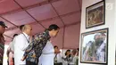 Presiden Jokowi melihat pameran hasil lomba foto pembangunan infrastruktur di Silang Monas, Jakarta, Minggu (27/8). Pameran foto ini diselenggarakan oleh Kemenko Perekonomian. (Liputan6.com/Angga Yuniar)