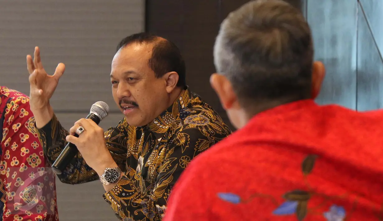 Sekjen Kemenkop Agus Muharram berdiskusi di Association of Strartup Indonesia, Jakarta, Jumat (10/3). Diskusi membahas bagaimana membsarkan tech strartup lokal dengan tetap menjaga kemerdekaan sebagai startup Indonesia. (Liputan6.com/Angga Yuniar)