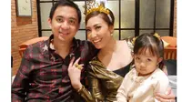 Ayu Dewi bersama anak dan suami. [Foto: Instagram]