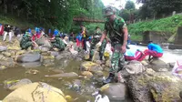 Sejumlah personel Paspamres membersihkan Sungai Ciliwung di dekat Kebun Raya Bogor (Liputan6.com/Sudarno)