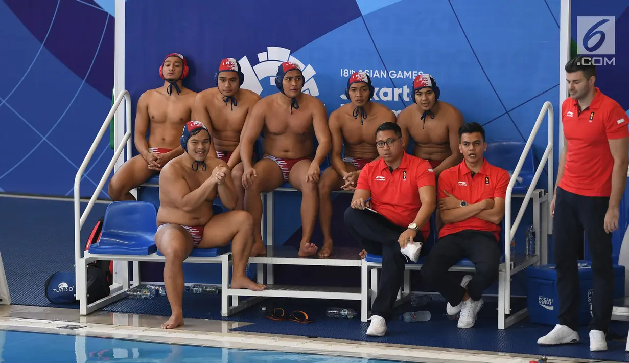 Pemain polo air Indonesia beristirahat selama menghadapi Arab Saudi pada laga terakhir peringkatan Asian Games 2018 di Stadion Aquatic Centre, GBK, Jakarta, Sabtu (1/9). Indonesia harus puas berada di posisi delapan. (Merdeka.com/Imam Buhori)