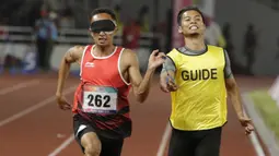 Pelari Indonesia, Abdul Halim Dalimunthe, melakukan selebrasi usai finis di posisi dua nomor 100M T11 pria pada Asian Para Games di SUGBK, Jakarta, Rabu (10/10/2018). Abdul Halim meraih medali perak. (Bola.com/M Iqbal Ichsan)