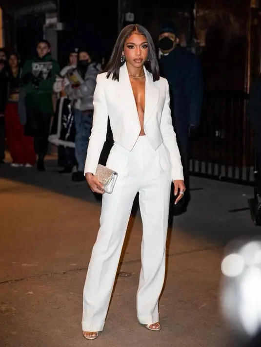 Model asal Amerika, Lori Harvey tampil bak lady boss dalam balutan power suit warna putih (Instagram/loriharvey).