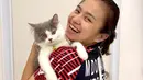 Melati Daeva Oktavianti memang sangat menyukai kucing. Kucingnya bernama Bebendud selalu menemaninya saat berada di rumah. Wajah bahagia sumringah pun terlihat jelas di paras atlet bulu tangkis kebanggaan Indonesia ini.(Liputan6.com/IG/@melatidaeva)
