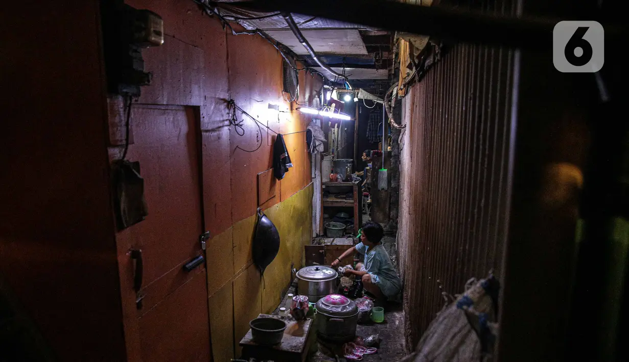 Aktivitas warga di permukiman padat penduduk Kampung Muka RW 04, Ancol, Pademangan, Jakarta, Selasa (4/1/2022). Izin Mendirikan Bangunan (IMB) kolektif sebagai representasi dari negara untuk keadilan sosial bagi seluruh warga Jakarta. (Liputan6.com/Faizal Fanani)