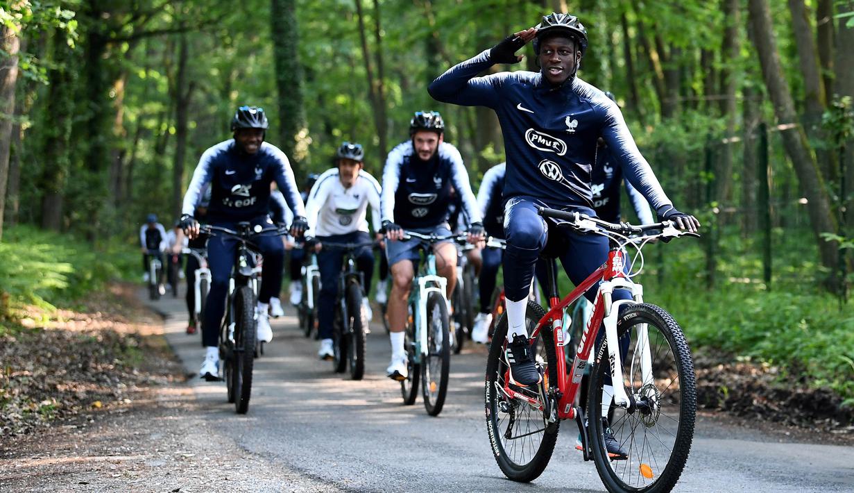 Bek Prancis, Benjamin Mendy, bersepeda di sekitar markas latihan Les Blues di Clairefontaine, Rabu (23/5/2018). Bersepeda merupakan salah satu menu latihan untuk meningkatan kebugaran jelang Piala Dunia 2018. (AFP/Franck Fife)