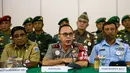 Kapolda Metro Jaya Irjen M Iriawan (tengah) memberikan keterangan saat konfrensi pers pengamanan Pilgub DKI 2017 putaran kedua di Aula Sudirman, Jakarta Timur, Kamis (13/4). (Liputan6.com/Yoppy Renato)