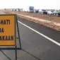 Sebuah papan pengumuman dipasang di area kecelakaan di Tol Cipali, Jawa Barat, Senin (13/7/2015). Mobil bernomor polisi D 1807 PB menabrak penanda jalan di Km 149+800. (Liputan6.com/Herman Zakharia)