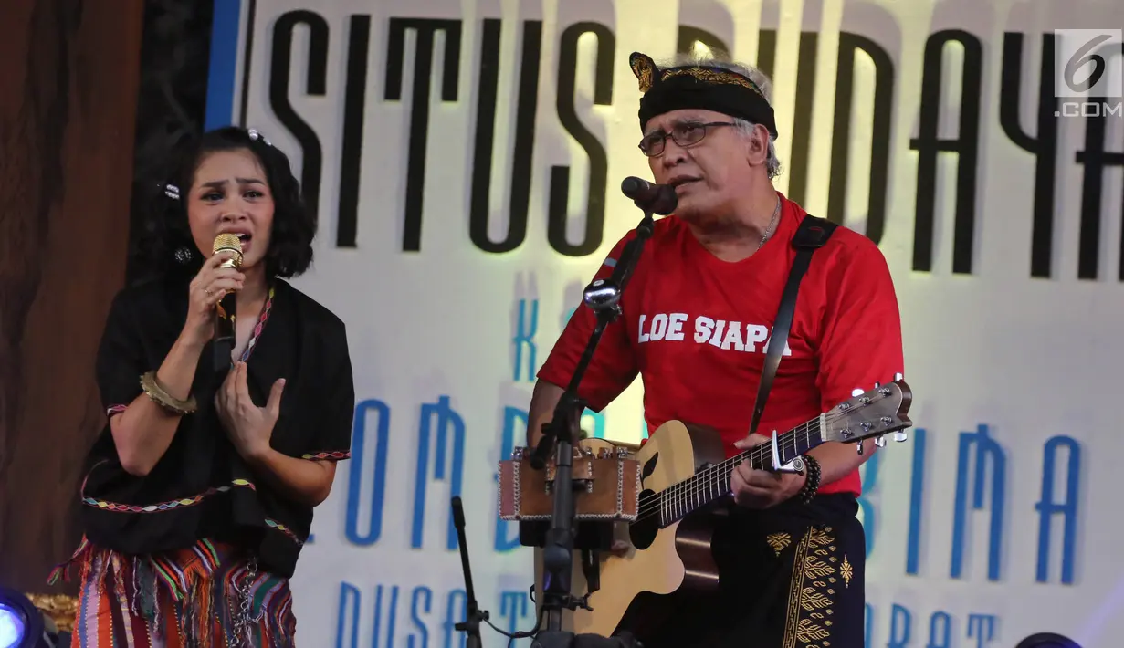 Andien saat berduet dengan Iwan Fals konser Situs Budaya: Nusa Tenggara Barat, Kerajaan Lombok & Bima di Panggung Kita, Depok Sabtu (3/3). Mereka membawakan lagu Seperti Matahari, Asmara dan Pancaroba dan  Barang Antik. (Liputan6.com/Arya Manggala) 