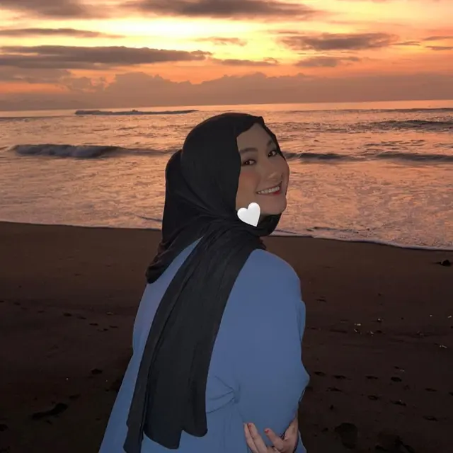 6 Potret Terbaru Nadzira Shafa Istri Mendiang Ameer Azzikra, Gaya Hijab Disorot