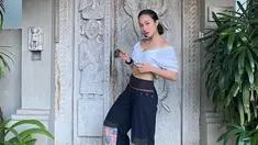 Tampil dengan busana off shoulder, penampilan Naomi Zaskia ini tak lepas dari perhatian netizen. Celana yang digunakan memiliki detail yang cukup unik. (Liputan6.com/IG/@naonomnom)