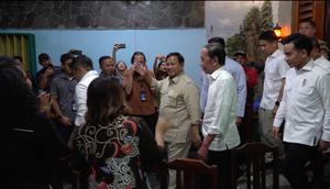 Presiden Prabowo Subianto mampir ke Warung Bakmi Jawa Bu Citro 1 di tengah kunjungan ke Solo, Minggu (20/7/2025). Prabowo, Jokowi, dan Gibran duduk di satu meja yang sama. (Foto: Tim Media Presiden)