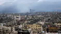 Asap mengepul dari bangunan di kawasan tenggara Aleppo al-Zabdiya, Suriah (14/12). Keadaan di Aleppo menjadi porak poranda akibat perang yang berkepanjangan. (AFP PHOTO / Stringer)