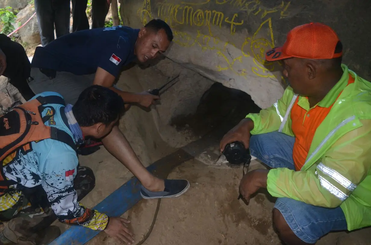 Tiga penggali lubang diduga menyimpan harta karun Bung Karno meninggal. Yang menyuruh mereka sehat wal afiat. (Liputan6.com/Dian Kurniawan)