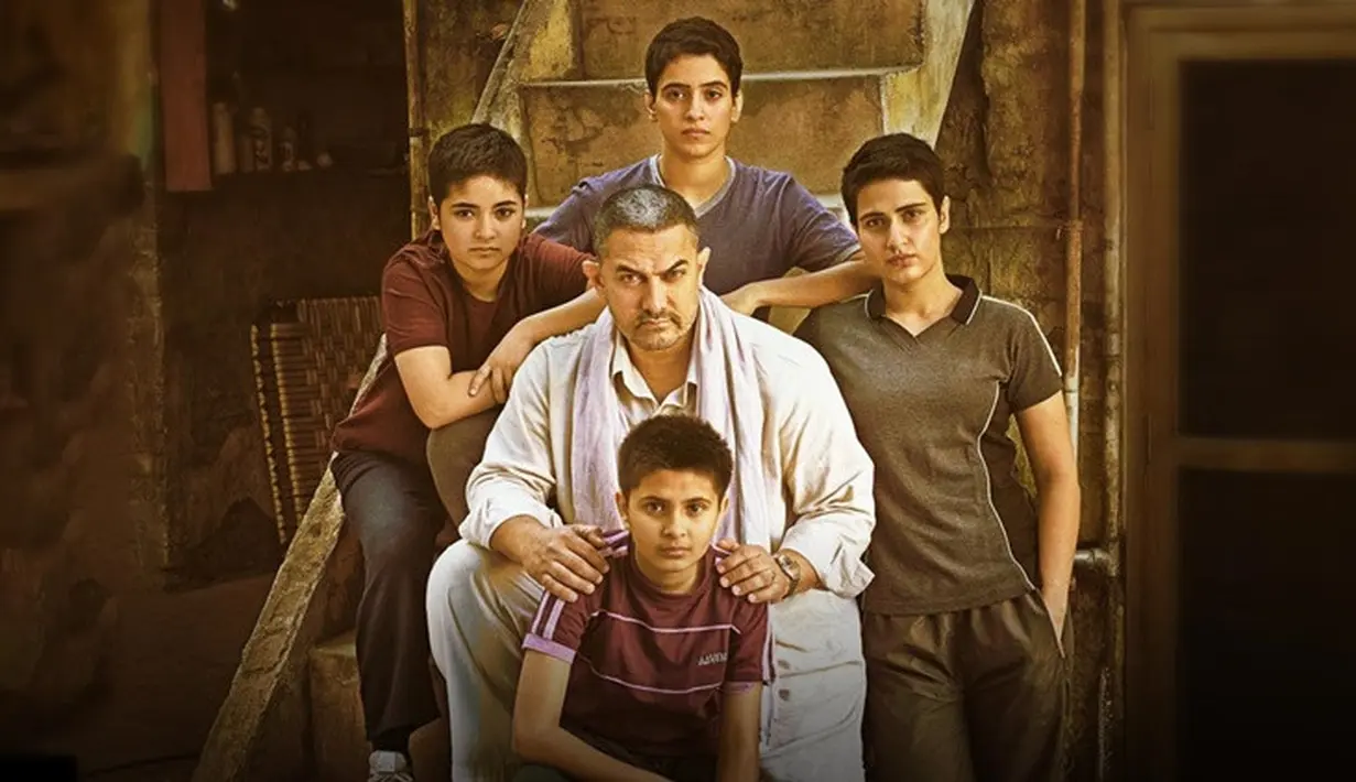Dangal merupakan film India yang sangat inspiratif. Film ini menceritakan mantan atlet gulat yang belum merasakan juara dunia. Ia pun menginginkan anaknya untuk jadi penerusnya. (Foto: indianexpress.com)