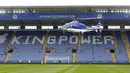1. Helikopter yang ditumpangi pemilik Leicester, Vichai Srivaddhanaprabha, bersiap mendarat di Stadion King Power, Inggris, Minggu (3/4/2016). Leicester berhasil menang 1-0 atas Southampton. (Reuters/Darren Staples)