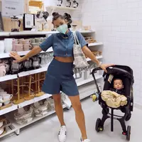 Menggunakan one set crop top dan celana bermuda bisa memberi kesan muda. Apalagi jika dipadukan dengan sneakers, selain penuh gaya, kesan nyaman juga didapatkan.  (Foto: Jennifer Bachdim/ Instagram)