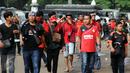 Sejumlah suporter Semen Padang saat memasuki areal Stadion GBK Jakarta, Minggu (24/1/2016). Semen Padang akan melawan Mitra Kukar dalam laga final Piala Jenderal Sudirman. (Liputan6.com/Helmi Fithriansyah)