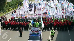 Mobil komando yang digunakan para buruh untuk menyuarakan aspirasinya dalam peringatan May Day di Jalan MH Thamrin, Jakarta, Senin (1/5). Mereka terlihat membawa berbagai macam atribut, seperti ikat kepala, bendera dan spanduk. (Liputan6.com/Johan Tallo)