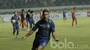 Gelandang Persib, Raphael Maitimo, melakukan selebrasi usai mencetak gol ke gawang Persiba pada laga lanjutan liga 1 Indonesia di Stadion GBLA, Bandung, Minggu (11/6/2017). Persib menang 1-0. (Bola.com/M Iqbal Ichsan)
