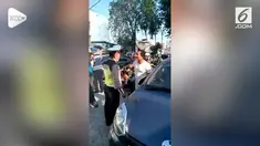 Seorang pria tak terima ketika ditilang polisi akibat melanggar lalu lintas. Setelah cekcok mereka terlibat baku hantam.