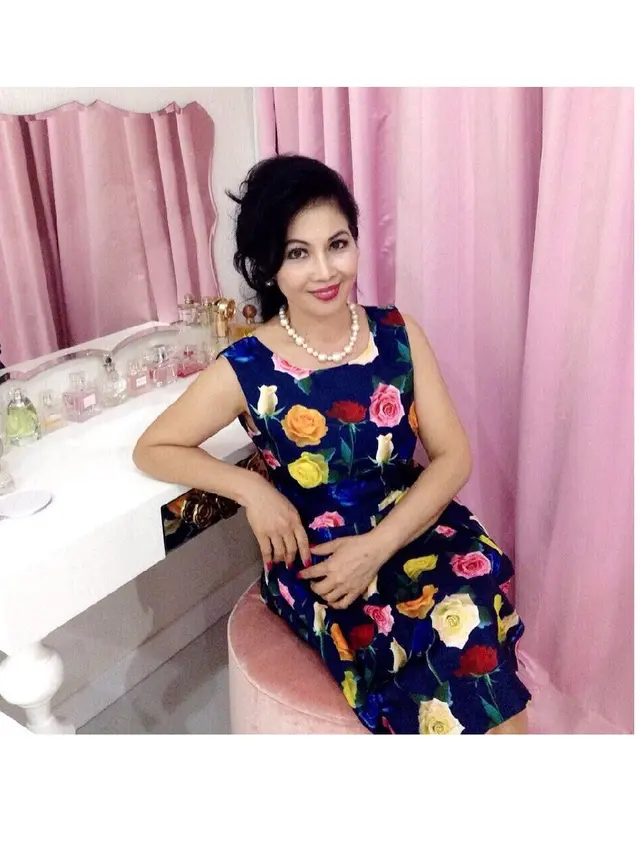 Jarang Terekspos, Ini 6 Potret Ibu Sandra Dewi yang Awet Muda