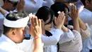 Umat Hindu berdoa saat perayaan Galungan di Denpasar, Bali, Rabu 17 Juni 2026. (SONNY TUMBELAKA/AFP)