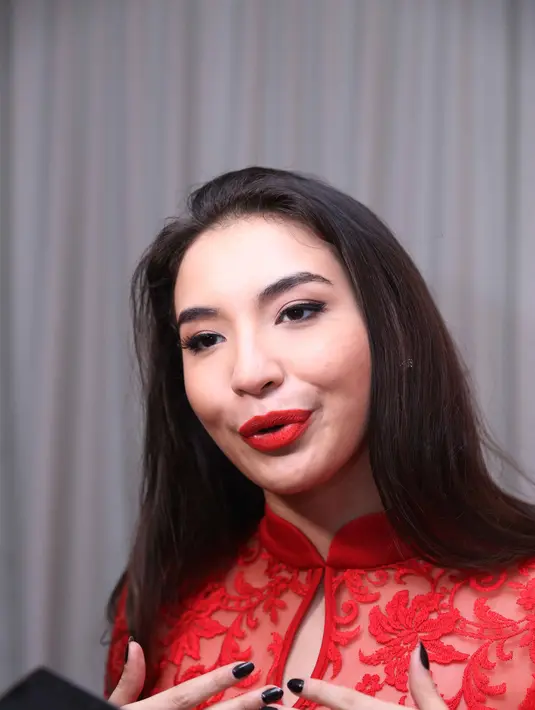 "Olahraga, yoga, ada treatment estetik dan nano filosofi jadi terbantu. Saya jarang sekali gym, paling lihat di youtube," pungkas Manohara. (Nurwahyunan/Bintang.com)