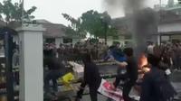 Demo mahasiswa menolak kenaikan harga BBM di Kota Bogor berujung ricuh. Massa merusak dan menjebol pagar Gedung DPRD Kota Bogor. (Istimewa)