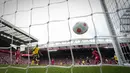 Pemain Liverpool Sadio Mane (kanan) mencetak gol ke gawang Wolverhampton Wanderers pada pertandingan sepak bola Liga Inggris di Stadion Anfield, Liverpool, Inggris, 22 Mei 2022. Liverpool menang 3-1 atas Wolverhampton Wanderers. (AP Photo/Jon Super)