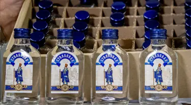 Botol vodka yang disita oleh otoritas bea cukai di pelabuhan Rotterdam, Selasa (26/2). Petugas bea cukai Belanda menyita 90.000 botol vodka yang diyakini bakal dikirim untuk pemimpin Korea Utara, Kim Jong-un dan kepala pasukannya. (Robin UTRECHT/ANP/AFP)