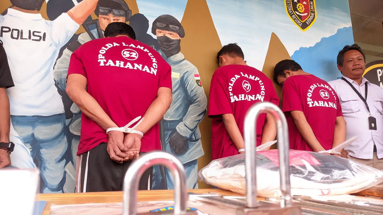 Tiga tersangka kasus percobaan pencurian dengan pemberatan sebuah Alfamart dihadirkan saat jumpa pers di Mapolda Lampung. Foto (Liputan6.com/Ardi)