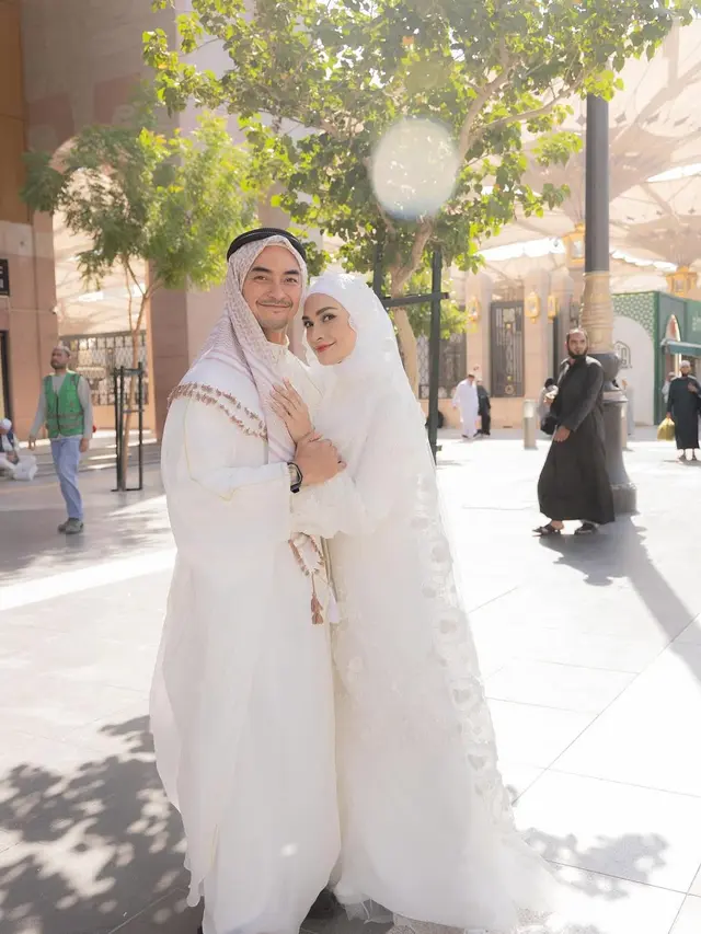 6 Potret Zumi Zola dan Putri Zulkifli Hasan Resmi Menikah di Madinah, Serasi dengan Busana Timur Tengah Rancangan Desainer Tanah Air