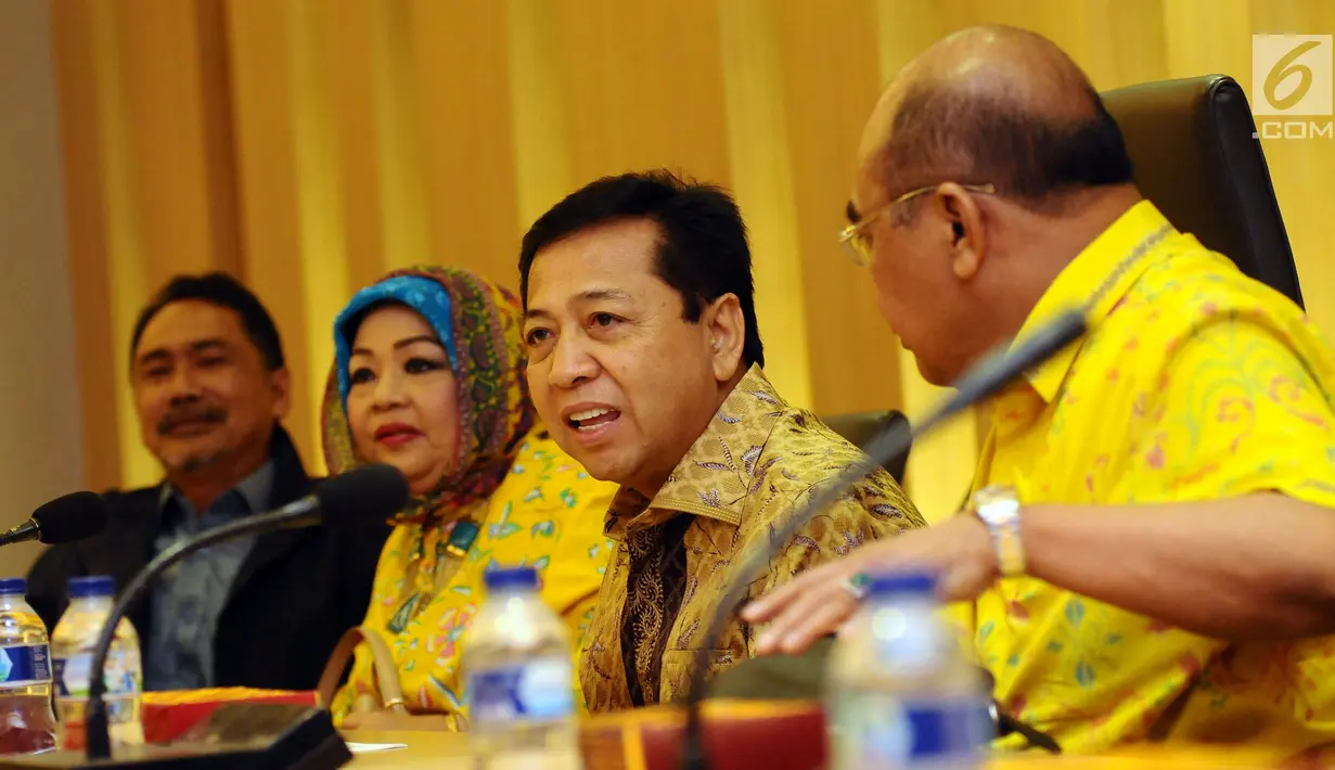 Ketua Umum Partai Golkar, Setya Novanto (keduakanan) jelang Rapat Pleno XI Dewan Pakar bersama Ketua Dewan Pakar, Agung Laksono di Jakarta, Jumat (21/7). Rapat membahas perkembangan strategis actual untuk konsolidasi. (Liputan6.com/HelmiFithriansyah)
