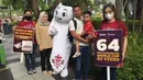 La'eeb berfoto bersama satu keluarga yang sedang berkunjung ke Kebun Binatang Surabaya (KBS). (Procomm Surya Citra Media)