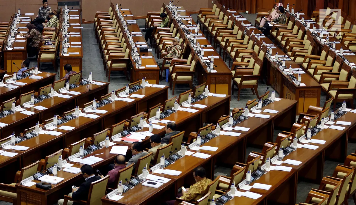 Anggota Dewan mengikuti Rapat Paripurna ke-5 dalam masa persidangan I tahun 2017-2018 di Gedung DPR, Kompleks Parlemen Senayan, Jakarta (13/9). Rapat yang salah satunya membahas RUU Terorisme itu hanya dihadiri 287 anggota DPR. (Liputan6.com/Johan Tallo)