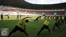 Pemain melakukan peregangan usai mengikuti seleksi timnas Indonesia tahap pertama di Stadion Pakansari, Bogor, Selasa (9/8). Timnas Indonesia juga harus memperhitungkan kekuatan tuan rumah, Filipina. (Liputan6.com/Helmi Fithriansyah)