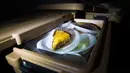 Sepotong baklava siap untuk diantarkan kepada tahanan dalam penjara Camp VI Pangkalan Angkatan Laut Teluk Guantanamo, Kuba, Rabu 17 April 2019. Guantanamo sendiri juga dianggap sebagai penjara dengan biaya operasional paling mahal di dunia. (AP Photo/Alex Brandon)