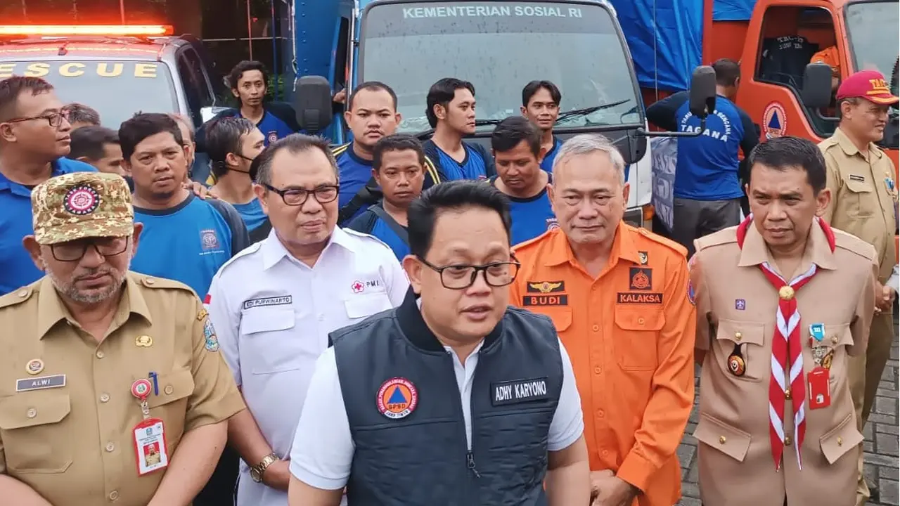 Sekda Provinsi Jatim, Adhy Karyono saat pemberangkatan tim Gempa Cianjur. (Dian Kurniawan/Liputan6.com)