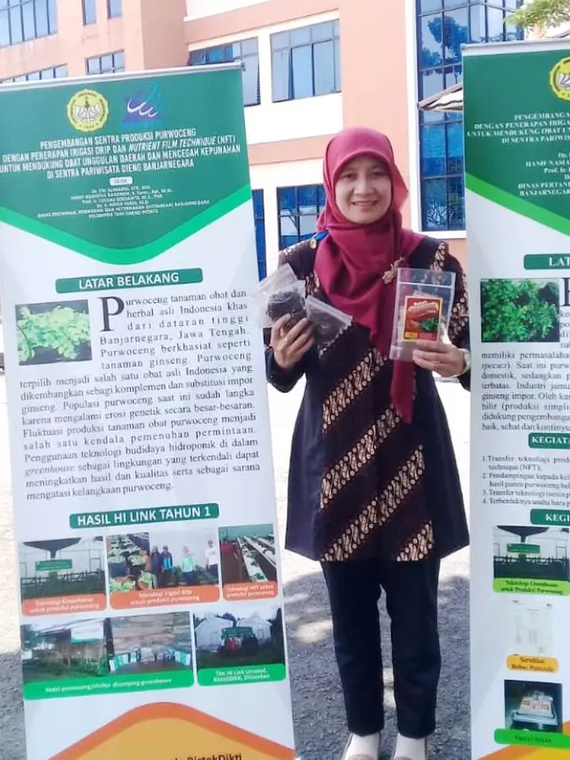 Ketua Tim Pengabdian Unsoed, DR Eni Sumarni Farid menunjukkan Purwoceng Kemasan. (Foto: Liputan6.com/Humas Unsoed/Muhamad Ridlo)