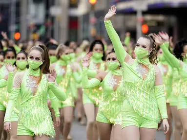 Para pengunjuk rasa mengenakan masker pada Macy's Thanksgiving Day Parade di New York, Amerika Serikat, 25 November 2021. Macy's Thanksgiving Day Parade kembali sepenuhnya setelah dirundung pandemi COVID-19 tahun lalu. (Photo by Charles Sykes/Invision/AP)