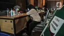 Petugas melakukan screening terhadap warga saat pelaksanaan vaksinasi COVID-19 di Jakarta Islamic Center, Koja, Jakarta Utara, Selasa (7/9/2021). Situs covid-19.go.id mencatat, vaksinasi COVID-19 di Indonesia mencapai 32,1 persen dari total sasaran 208 juta jiwa. (merdeka.com/Iqbal S. Nugroho)