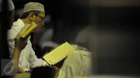 Jamaah melakukan tadarus Alquran di Masjid At-Tin, Jakarta, Kamis (9/7/2015). Ribuan umat Islam melakukan Iktikaf untuk mengharapkan hikmah malam Lailatul Qadar pada Ramadan tahun ini. (Liputan6.com/Herman Zakharia)